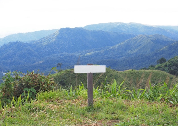 Leere weiße Tafel auf dem Wegweiser auf dem Berg