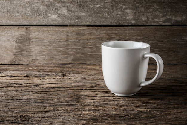 leere weiße Tasse auf Holztisch Hintergrund