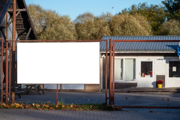 Leere Werbe- oder Informationsbanner auf Metallzaun montiert