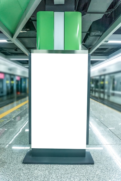 Leere Werbelichtbox im Geschäftsviertel