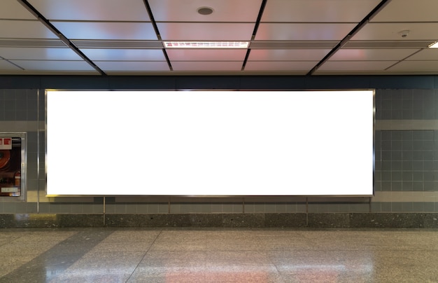 Leere Werbetafel an der U-Bahnstation. Laden Sie ein leeres Straßenvitrinenfenster in der U-Bahnstation. Vorderansicht