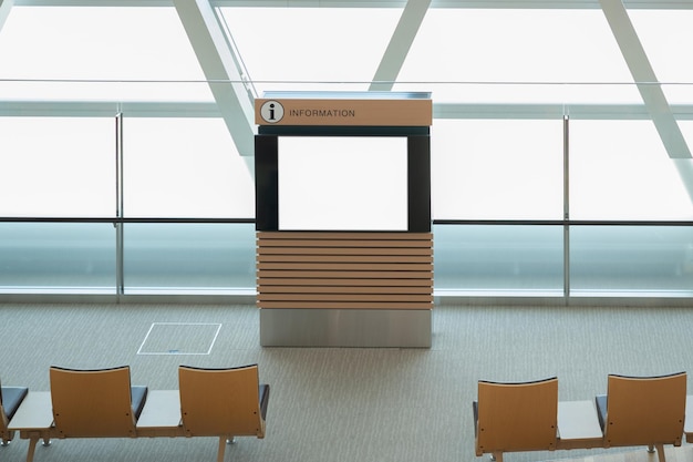 Foto leere werbetafel bei der anzeigenanzeige von airportmockup-poster-medienvorlagen