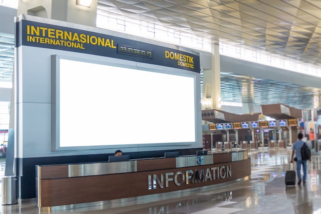 Leere werbetafel im flughafen