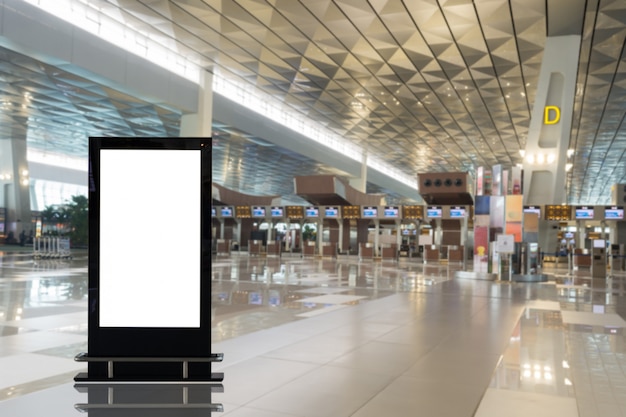 leere Werbetafel im Flughafen