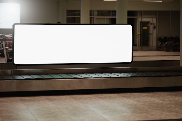 Leere Werbungsanschlagtafel am Flughafen.