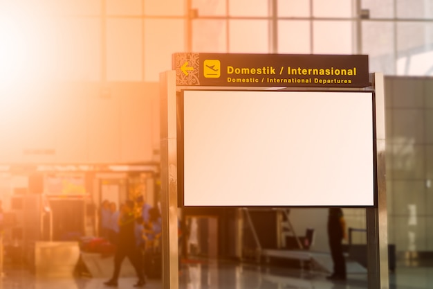 Leere Werbungsanschlagtafel im Flughafen