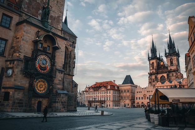 Foto leerer altstädter ring in prag mit orloj- und tyn-tempel während der coronavirus-epidemie