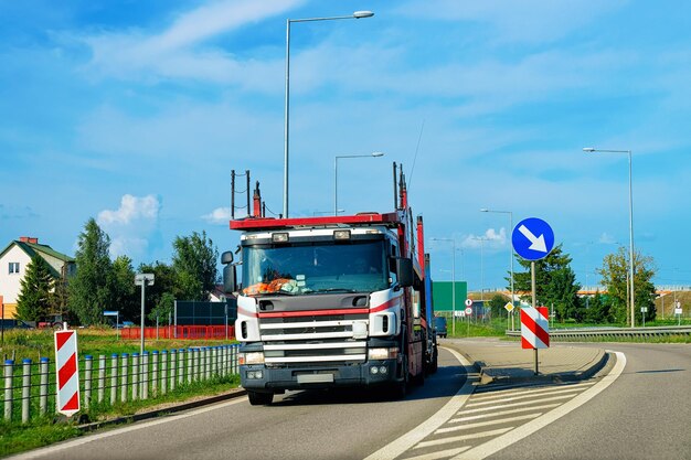 Leerer Autotransporter auf der Straße in Polen. LKW-Transporter