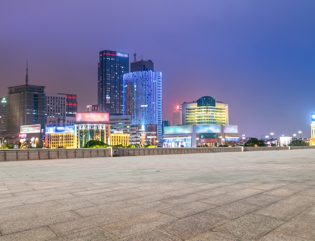 Leerer Backsteinboden mit Skyline-Hintergrund der Stadt