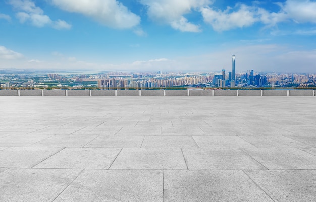 Foto leerer backsteinboden mit skyline-hintergrund der stadt