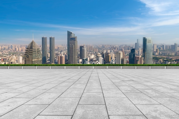 Leerer Backsteinboden mit Skyline-Hintergrund der Stadt