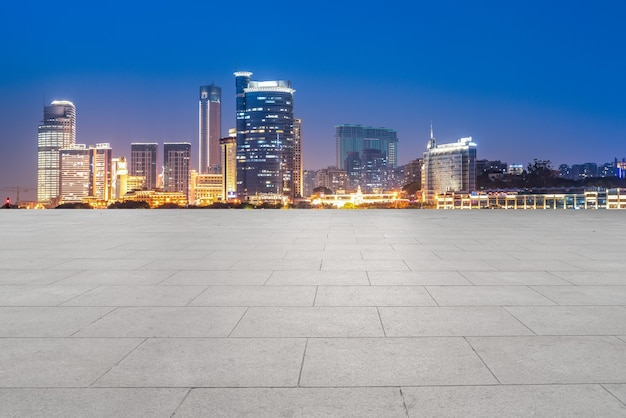 Leerer Backsteinboden mit Skyline-Hintergrund der Stadt