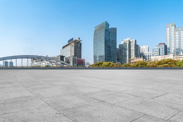 Leerer Backsteinboden mit Skyline-Hintergrund der Stadt