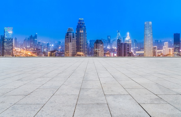 Leerer Backsteinboden mit Skyline-Hintergrund der Stadt