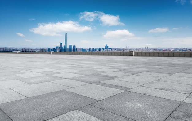 Leerer Backsteinboden mit Skyline-Hintergrund der Stadt