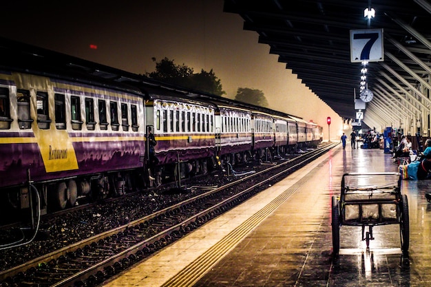 leerer bahnsteigbahnhof bei nacht