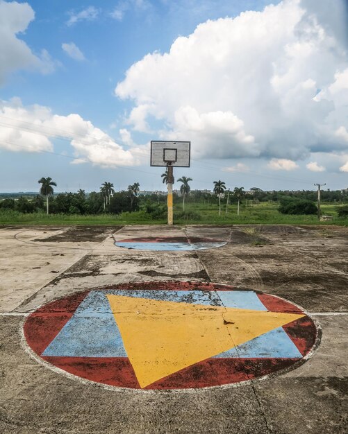 Leerer Basketballplatz gegen den Himmel