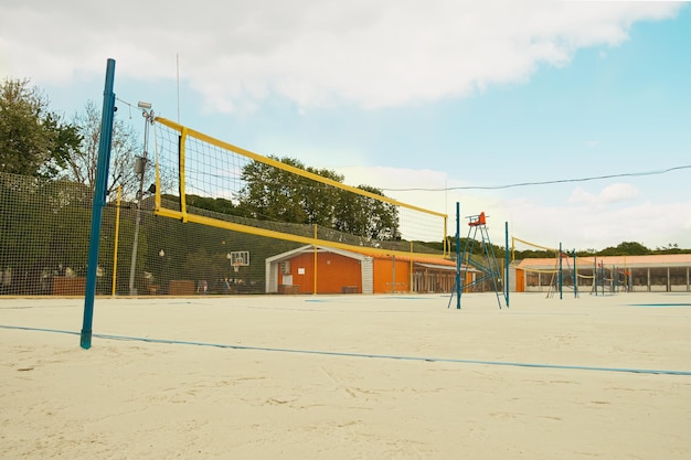 Leerer Beachvolleyballplatz im Stadtpark. Beachvolleyballplätze zur Miete. Förderung eines sportlichen Lebensstils und der Verfügbarkeit von Breitensportarten