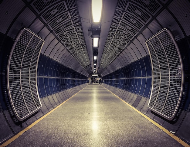 Foto leerer beleuchteter tunnel