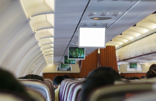 Leerer Bildschirm auf dem Beifahrersitz im Flugzeug.