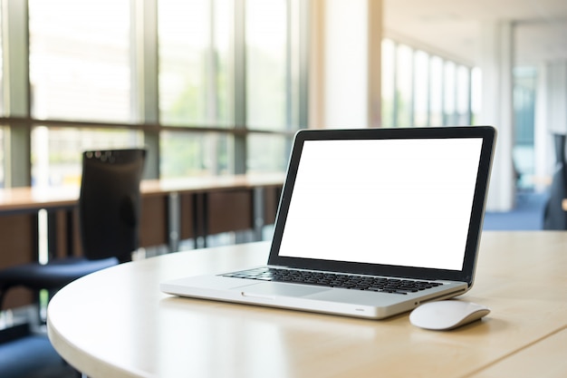 Leerer Bildschirm des Laptops in der Bibliothek und im Büro