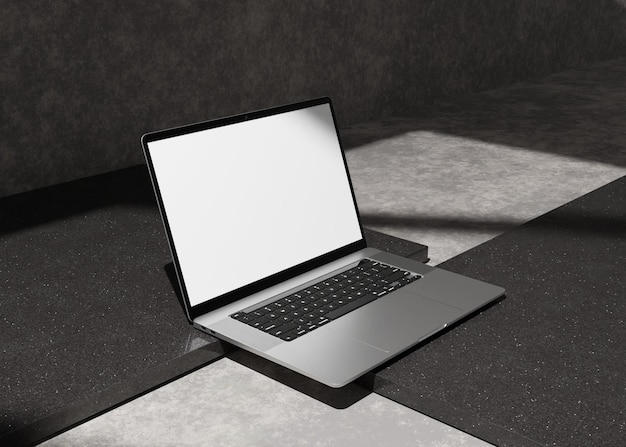 Leerer Bildschirm eines Laptops auf einem Beton-Gips-Tisch