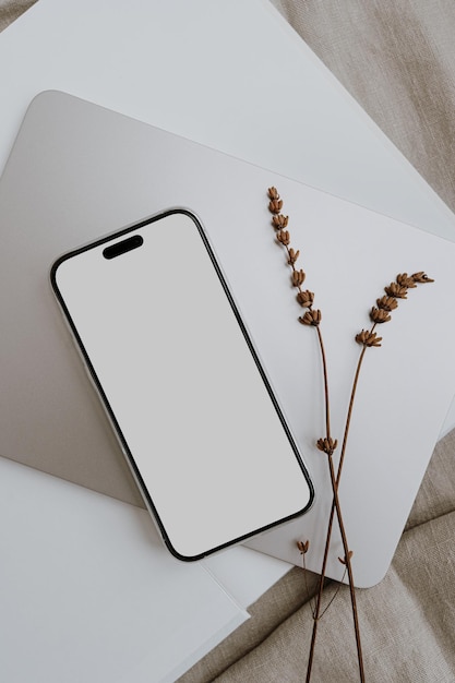 Leerer Bildschirm Smartphone mit leerem Kopierraum Ästhetisch neutrale braune Beige und weiße Farben Minimal entworfen Mock-up für Website Social Media Blog Magazin