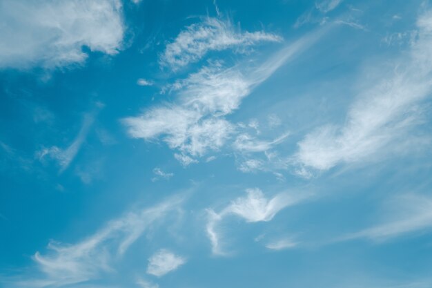 Leerer blauer Himmelshintergrund mit Wolken, schöner Himmel an Winternachmittagen.