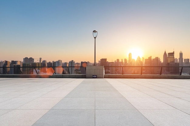 Leerer boden im sonnenuntergang mit modernen stadtskylinen und gebäuden shanghai