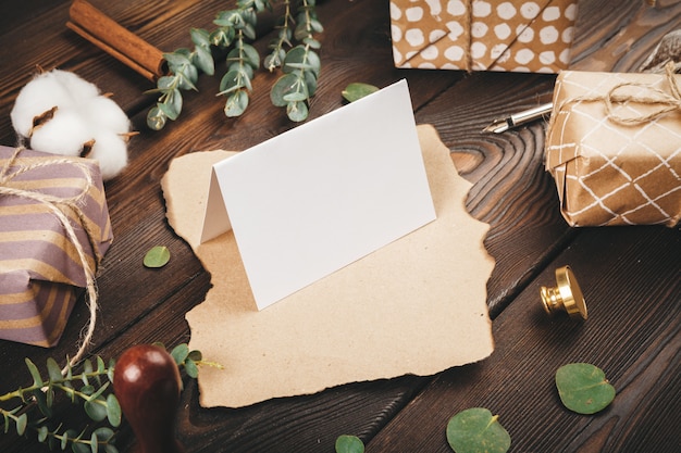 Leerer Buchstabe mit der alten Holzoberfläche verziert mit Weihnachtsgegenständen