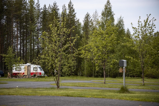 Leerer Campingplatz während des Coronavirus Familienurlaubsreise Wohnmobil-Urlaubsreise im Wohnmobil Wohnwagen Urlaub