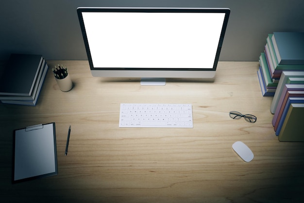 Foto leerer computerbildschirm mit tastaturbüchern und anderen büroutensilien auf einem holztisch