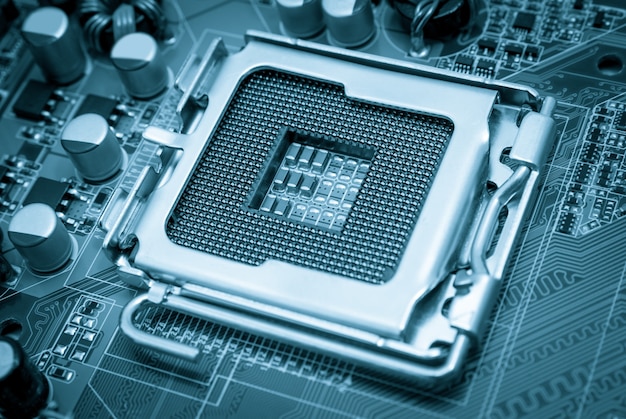 Leerer CPU-Prozessorsockel mit blau getönten Pins auf dem Motherboard