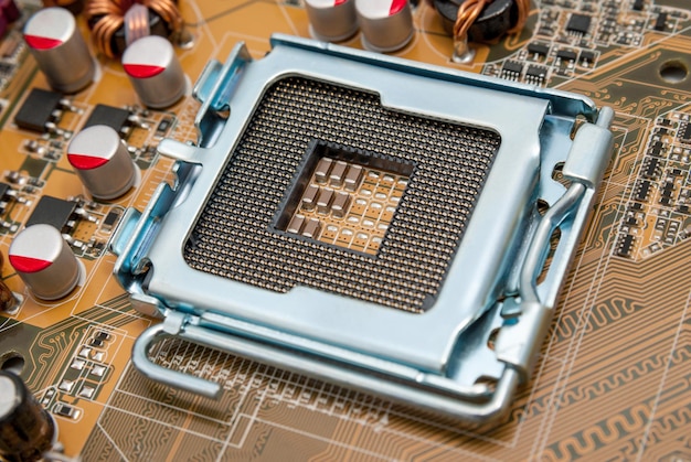 Leerer CPU-Prozessorsockel mit Pins auf dem Motherboard