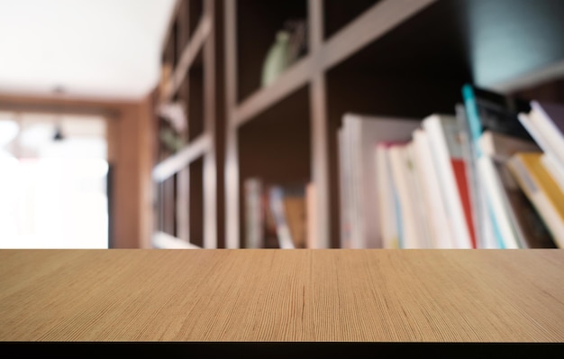 Leerer dunkler Holztisch vor abstraktem unscharfem Bokeh-Hintergrund des Restaurants kann für die Anzeige oder Montage Ihrer Produkte verwendet werdenMock-up für den Raum