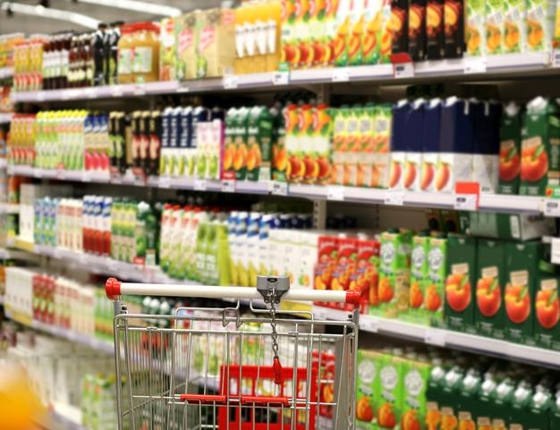 leerer Einkaufswagen in einem leeren Supermarkt