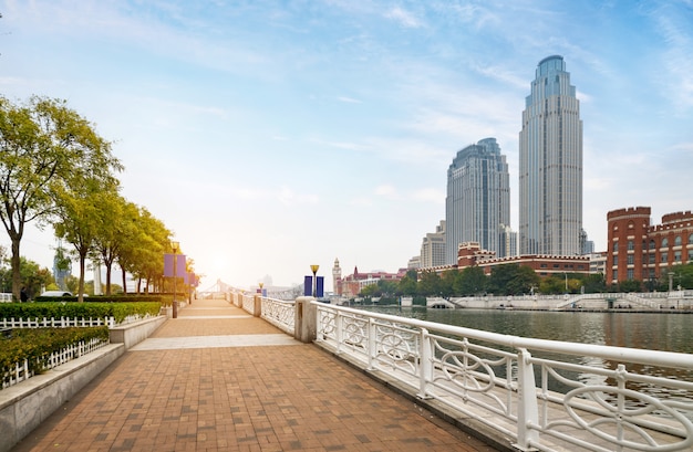 Leerer Fliesenboden und städtische Skyline, Tianjin-Porzellan.