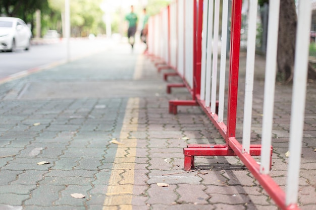 Leerer Fußweg an einer Straße in der Stadt