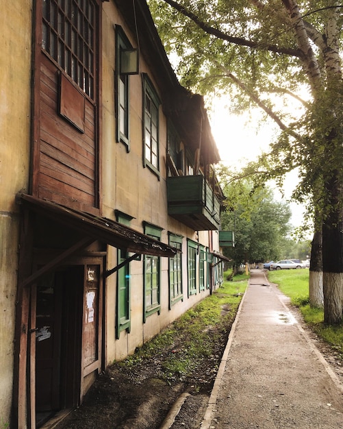 Leerer Fußweg neben dem Haus