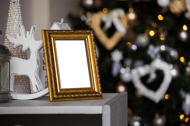 Leerer goldener Fotorahmen auf Weihnachtsbaum