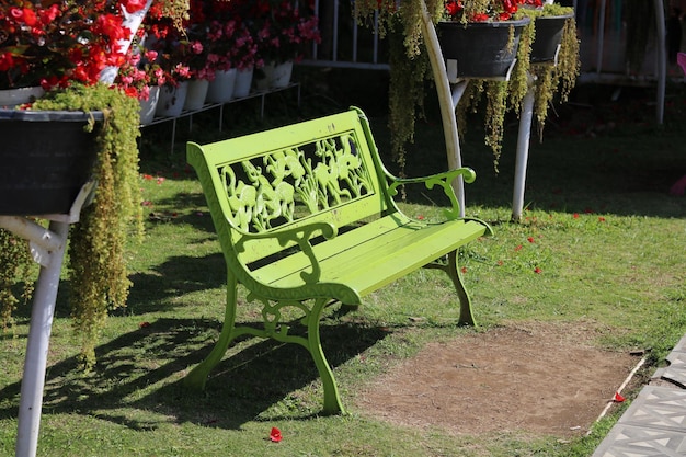 leerer grüner Gartenstuhl unter der heißen Sonne