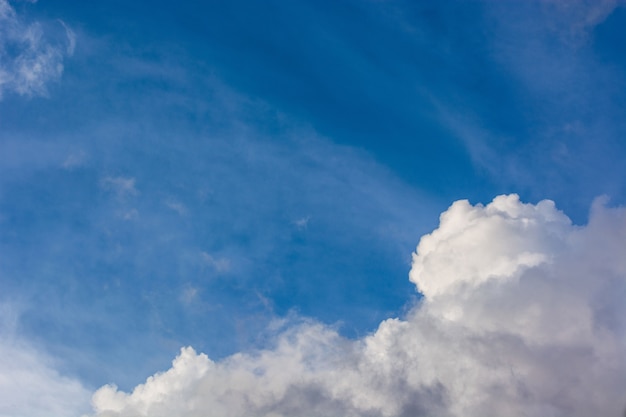 Leerer Himmel ist mit weißen Wolken blau