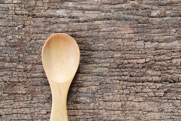 Leerer hölzerner Löffel auf Holzfußboden.