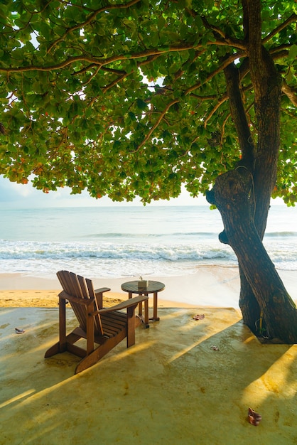 leerer Holzstuhl mit Strandmeer