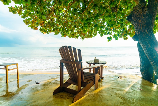 leerer Holzstuhl mit Strandmeer