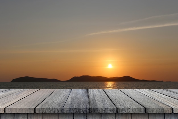 Leerer Holztisch am Himmel bei Sonnenuntergang und Berghintergrund für Design in Ihrem Arbeitssommerkonzept.