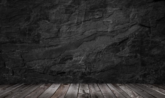 Leerer Holztisch auf schwarzer, dunkler und grauer abstrakter Steinwand, Hintergrund mit Farbverlauf im Studio