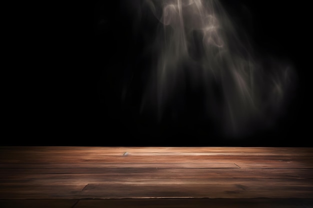 Leerer Holztisch mit aufsteigendem Rauch auf dunklem Hintergrund. Leerer Raum für die Präsentation Ihrer Produkte