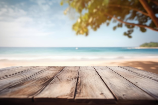 Leerer Holztisch mit Blick auf den Strand