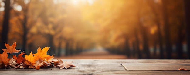 Leerer Holztisch mit Herbst-Hintergrund